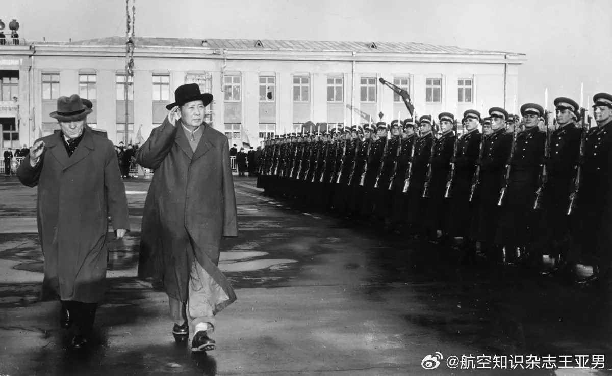 1957年11月2日，到访苏联的毛泽东主席在伏罗希洛夫元帅陪同下，在莫斯科机场检