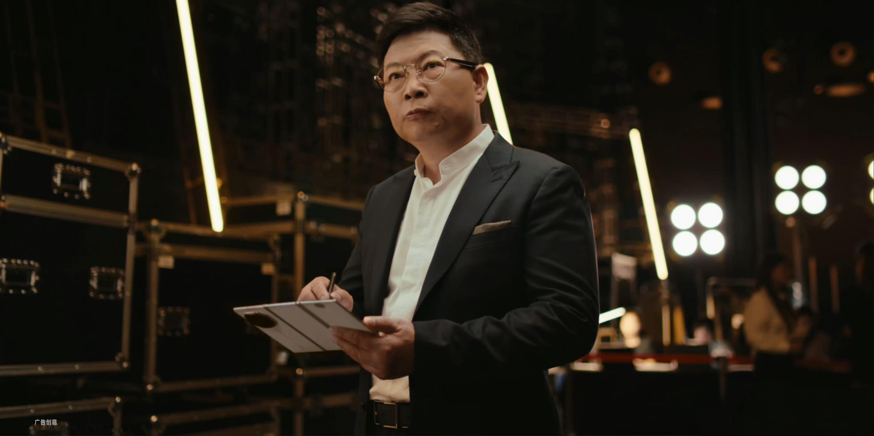 余承东曝光新款三折叠这个角度余总手持三折叠，那种高端商务人士气息，一下子就展露出