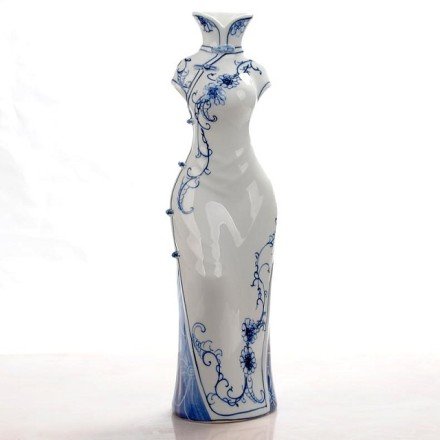 青花旗袍主题的创意瓷器工艺品，将瓷器与旗袍元素相结合，传统工艺的一次创新，美呆。