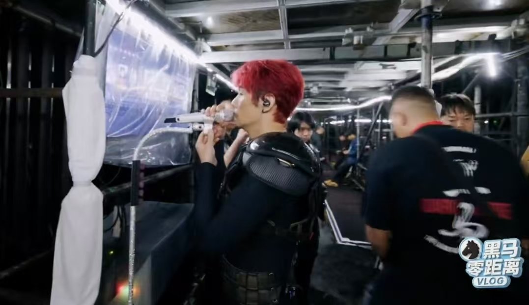 李荣浩重庆再见李荣浩黑马巡回重庆站，歌迷心中的“滚烫乌托邦”！李荣浩黑马重庆站v