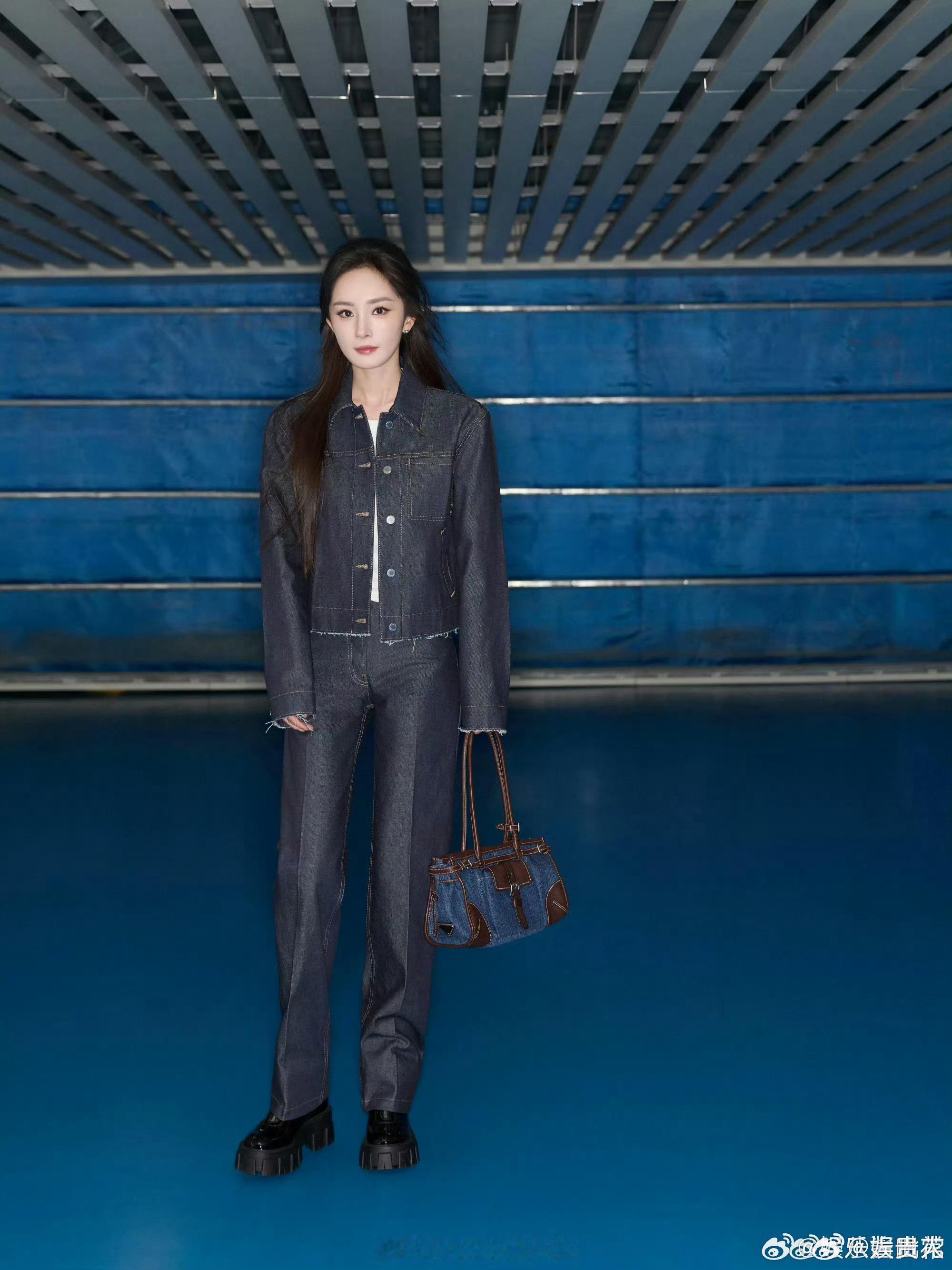 杨幂柳智敏Prada出发图撞衫杨幂柳智敏出发图撞衫  杨幂，柳智敏上衣撞衫，但搭