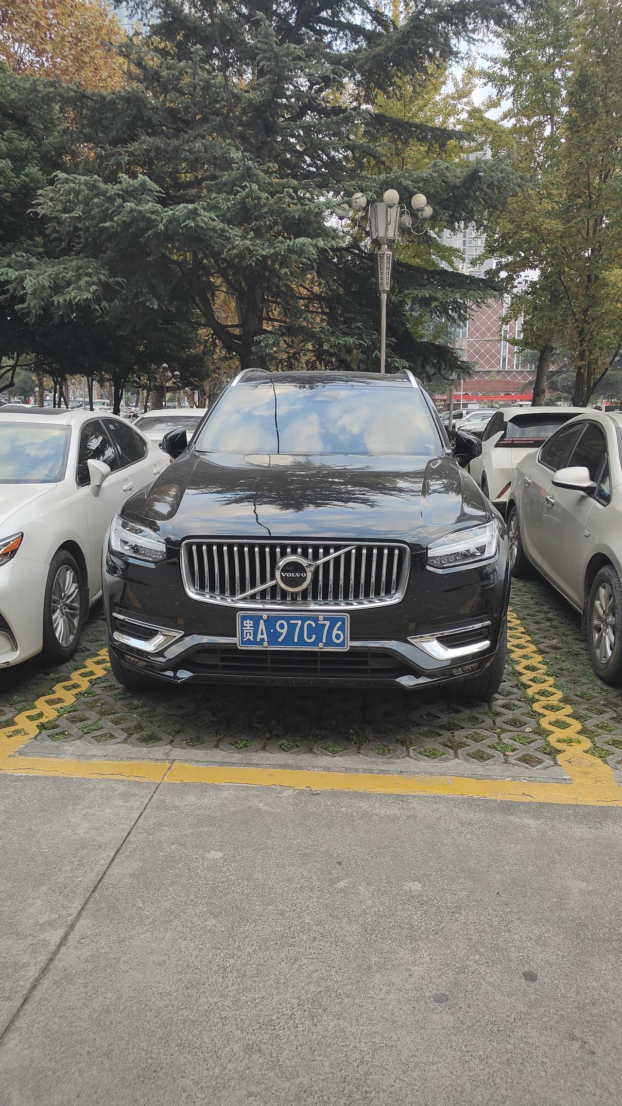 黑色的沃尔沃和白色的沃尔沃
你更喜欢那款车呢？
我喜欢黑色很大气更威武
沃尔沃是