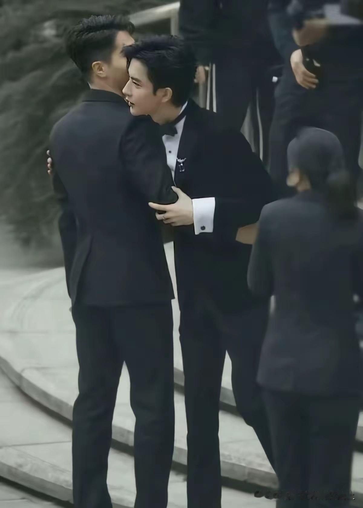他太好了
为什么这么好的人没有媳妇呢
没有姑娘跟他呢
还是他要求太高了呢
爱屋及