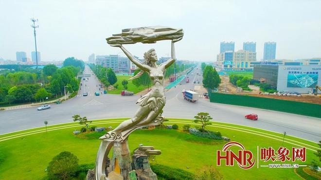 1994年，河南省西华县一个小村庄里，一个男人突然发疯似地抓起身旁的一个婴儿，狠