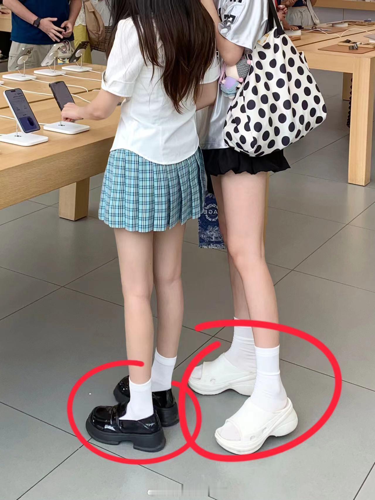 夏天穿短裙 鞋子选左边还是右边？夏天穿这种短裙，该配那种鞋子啊，小皮鞋会不会闷脚