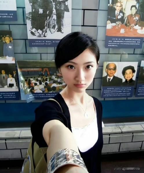 景甜的境遇有点像许晴，只是缺少许晴雄厚家世托底，外在风情魅力也不及对方。许晴荧幕