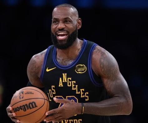 11月24日8场大战，但是只有3场比赛必须要看，还有就是3大看点不容错过。

北