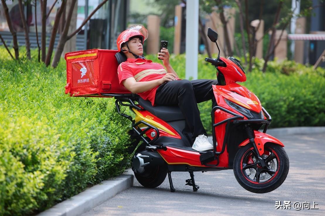 朋友跑京东外卖两个月了
今天跟我聚说自己在前天提交了辞职
我一直以为京东福利待遇