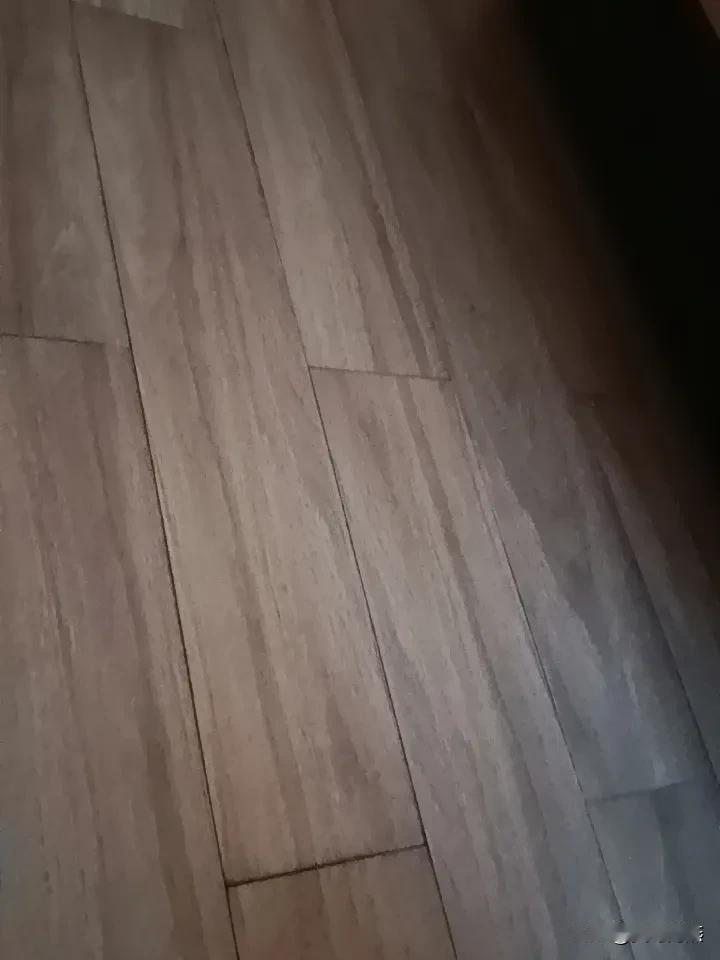 千年难得搞一次卫生的老公，表演的有多真实，大家看看：

第一步，一边搞，一边嘀咕