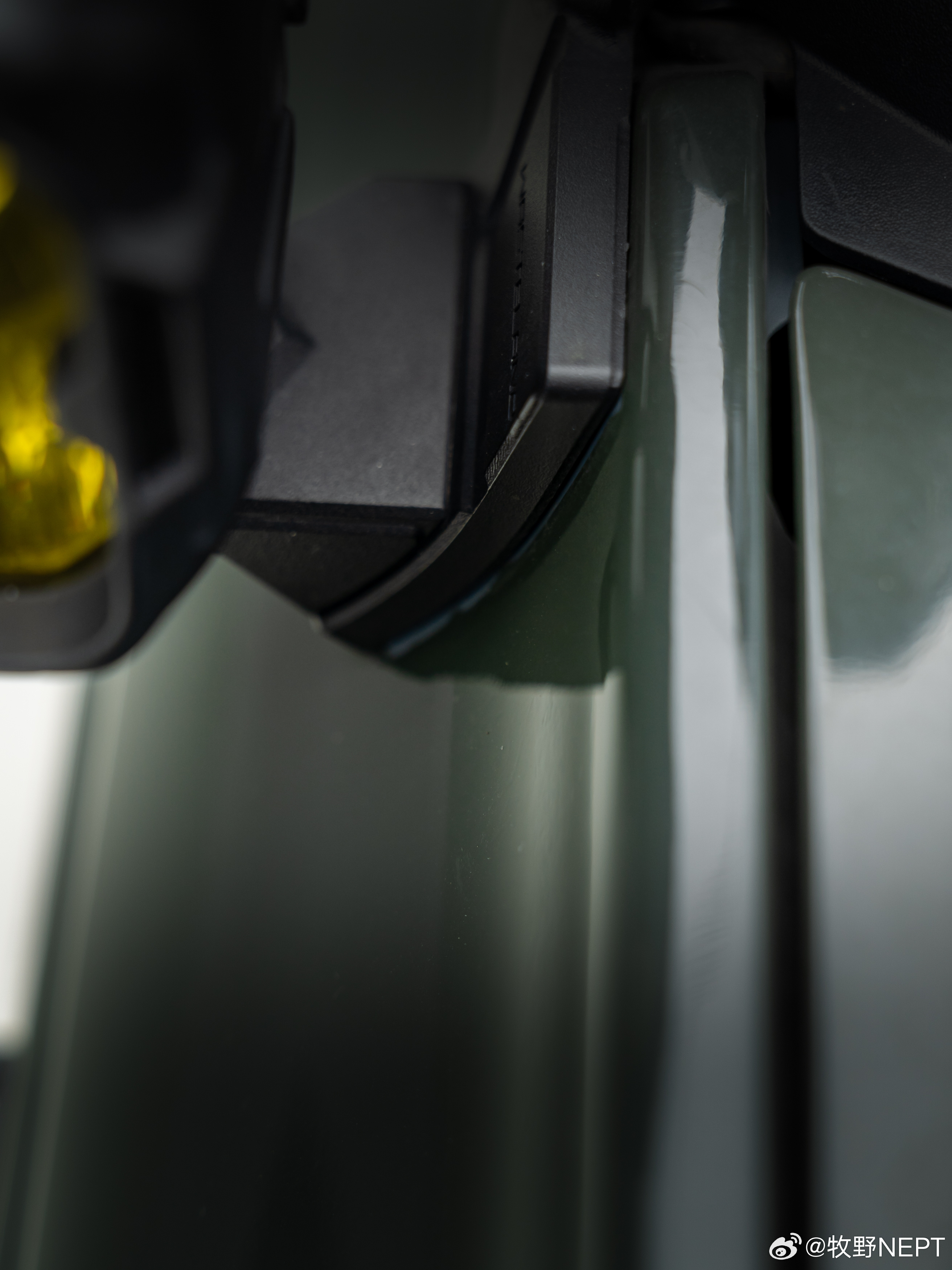 专属烈马的A柱射灯支架 原车数据开发，与车身浑然一体。CNC 精雕质感，无损安装