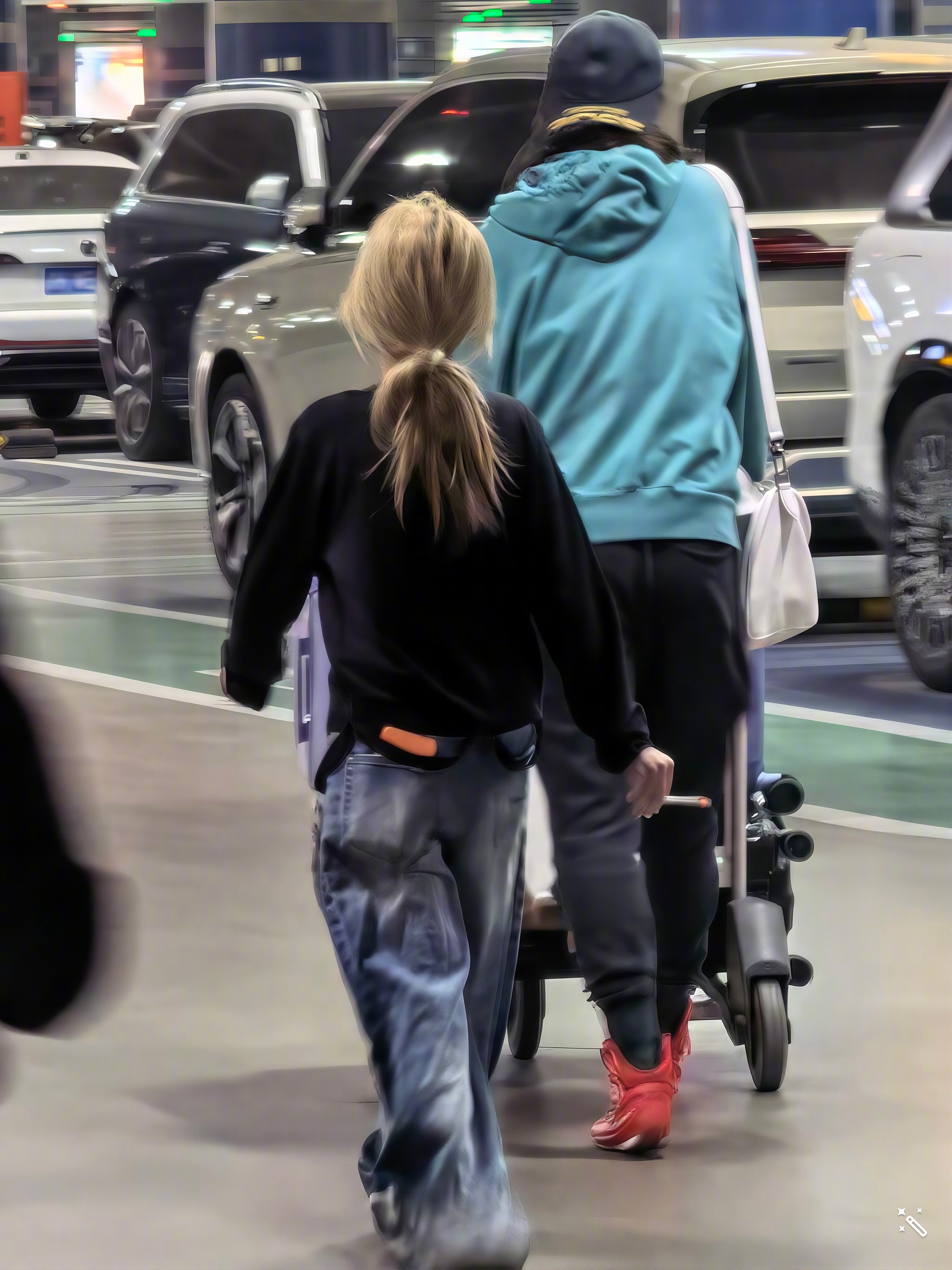 昨天晚上下飞机，在首都机场T3，看到一个8-9岁外国小女孩，极为熟练的抽着烟，这