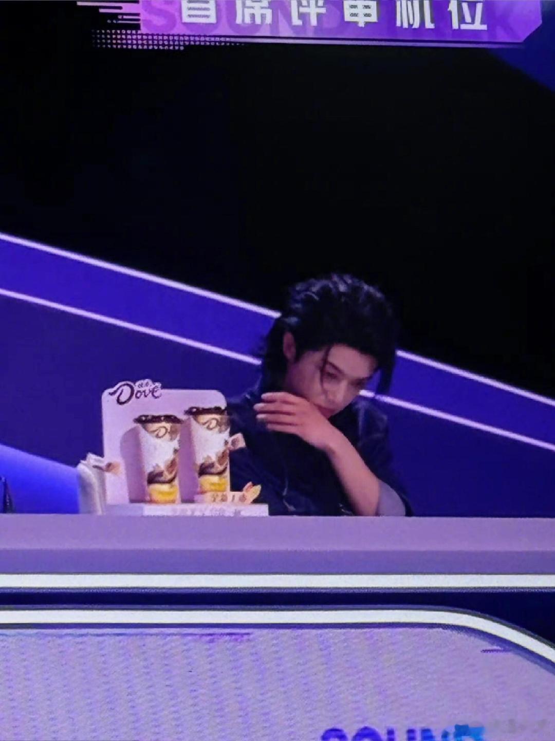 华晨宇听唱给妈妈的歌落泪声鸣远扬 李斌彬改编的《小霞》太有画面感了，每一句都像在