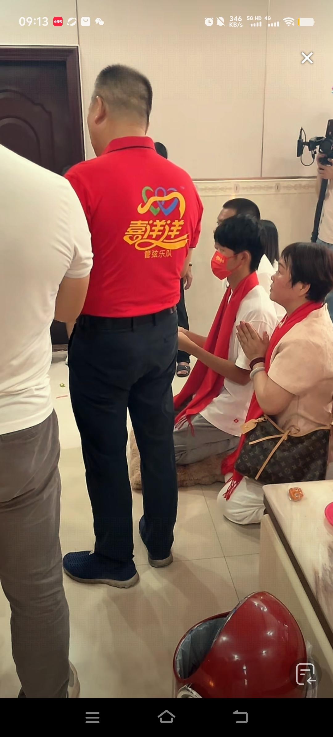 叶锐聪今日回归家庭，大门外锣鼓喧天，热闹非凡。从这天起，叶锐聪认祖归宗，不再是妈