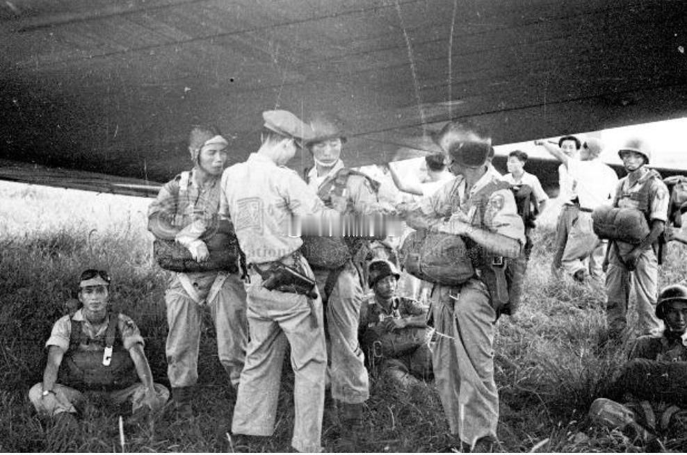 烽火问鼎计划照片中的历史 1946年6月,国民党军队伞兵总队在南京明故宫机场进行