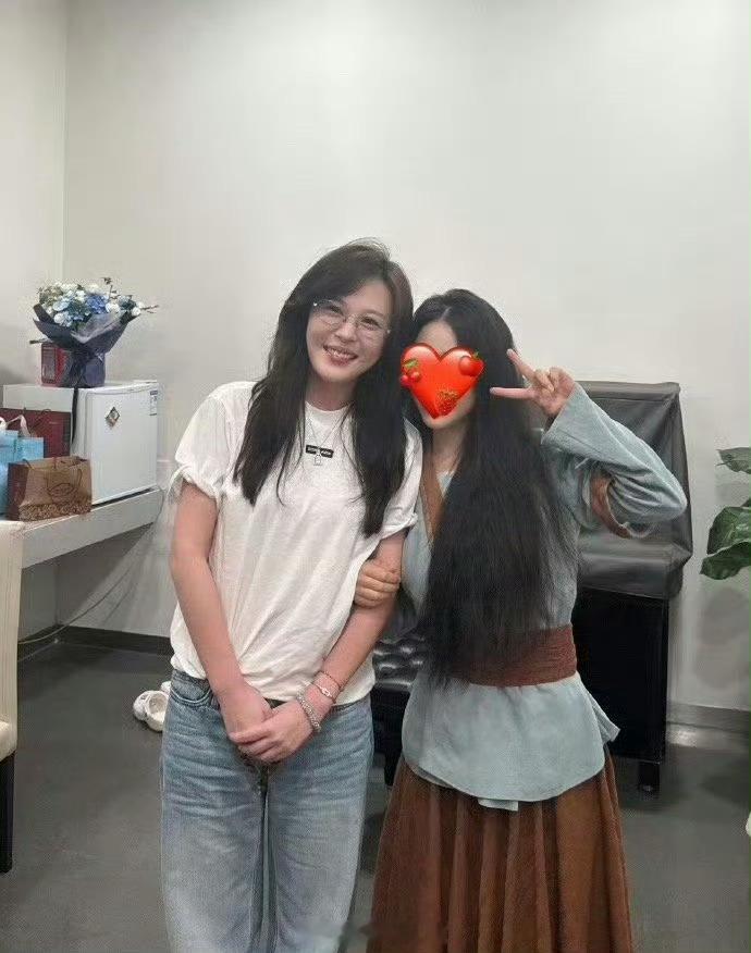 李金铭（再不出现，我一口盐汽水“喷死你”）。李金铭现身