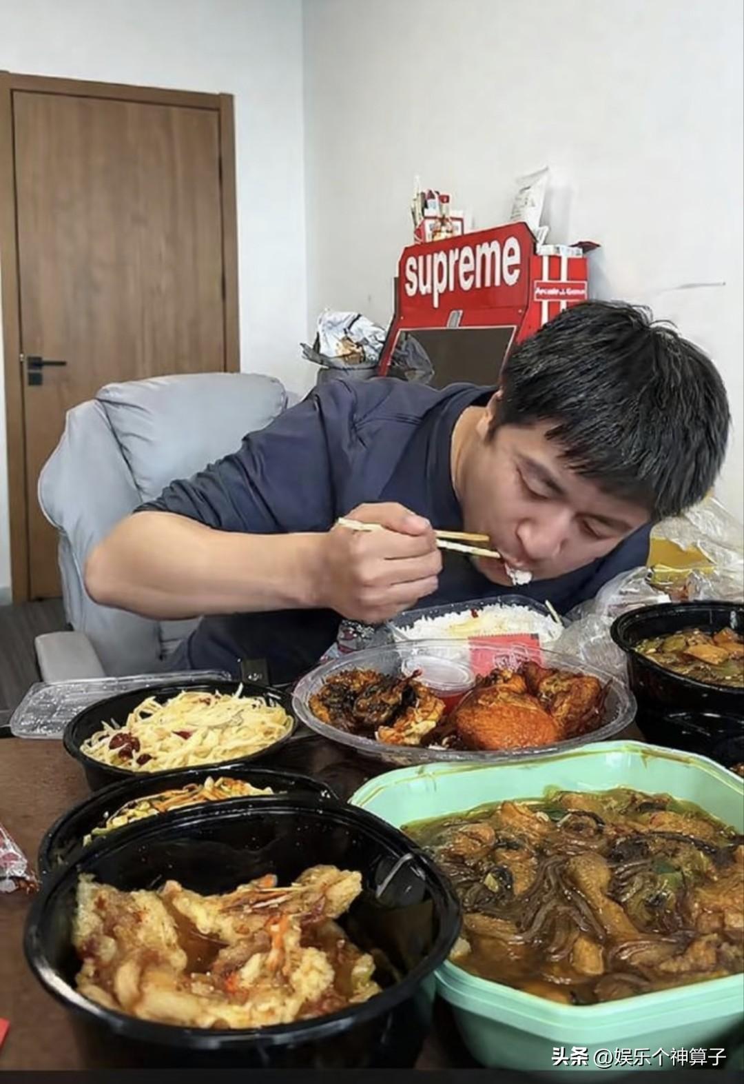 张雪峰生前最后一条视频，面色憔悴，还可以看到一丝白发，感觉头发都没洗，一桌子的美