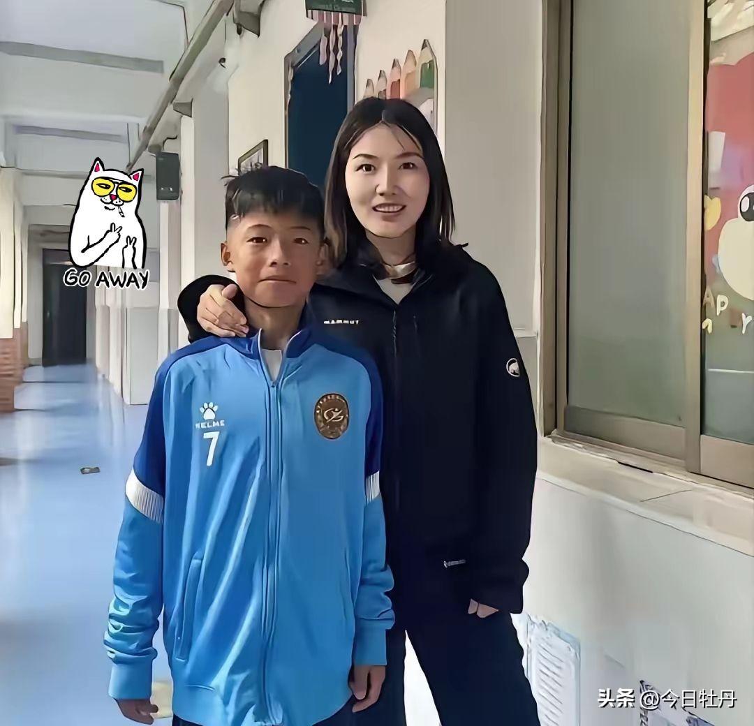 孟新艺回国了
等待他的不是欢迎仪式，也不是球迷的欢呼声，而是他学校老师的一句话，