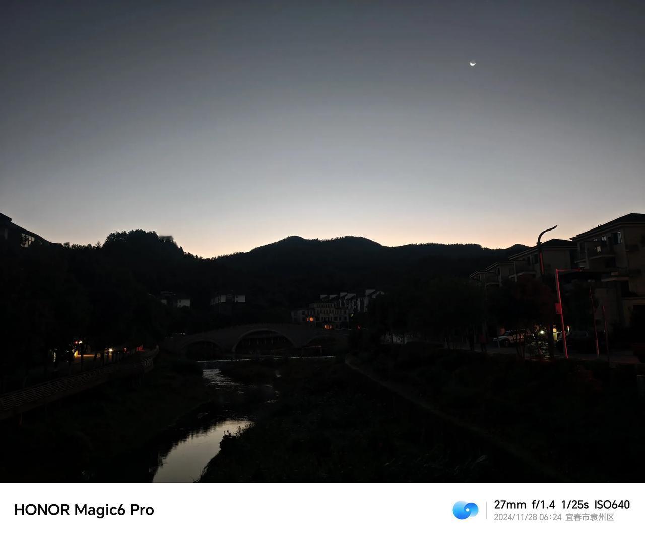 明月山畔观明月
明月山头望玉盘，清光皎皎照人间。
浮云缭绕添幽韵，夜色朦胧映碧天