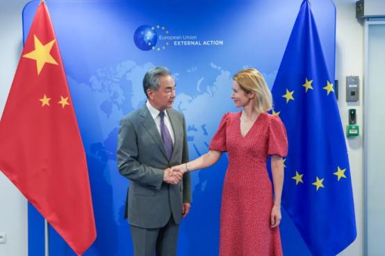 真没想到！那个骂了中国两年多、把中欧经贸叫“癌症”的欧盟外长卡拉斯，咋就突然低头