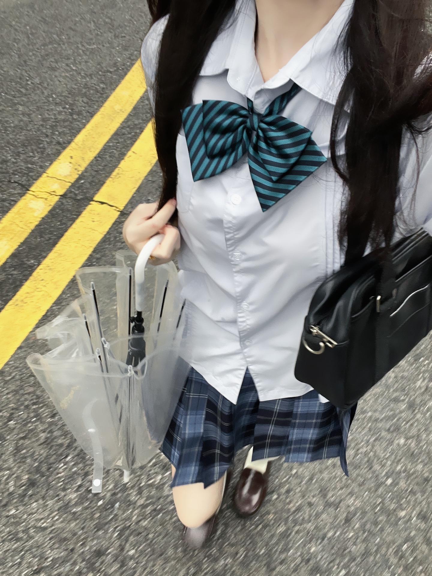 本来讨厌下雨的天空 直到听见有人说爱我。