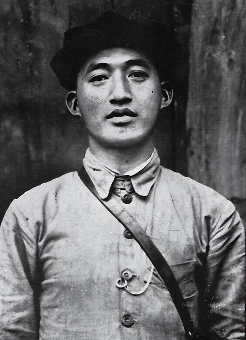 1933年，吴焕先率部偶遇路边女尸，翻转一看竟是爱妻曹干仙！她怀着四月身孕，却因
