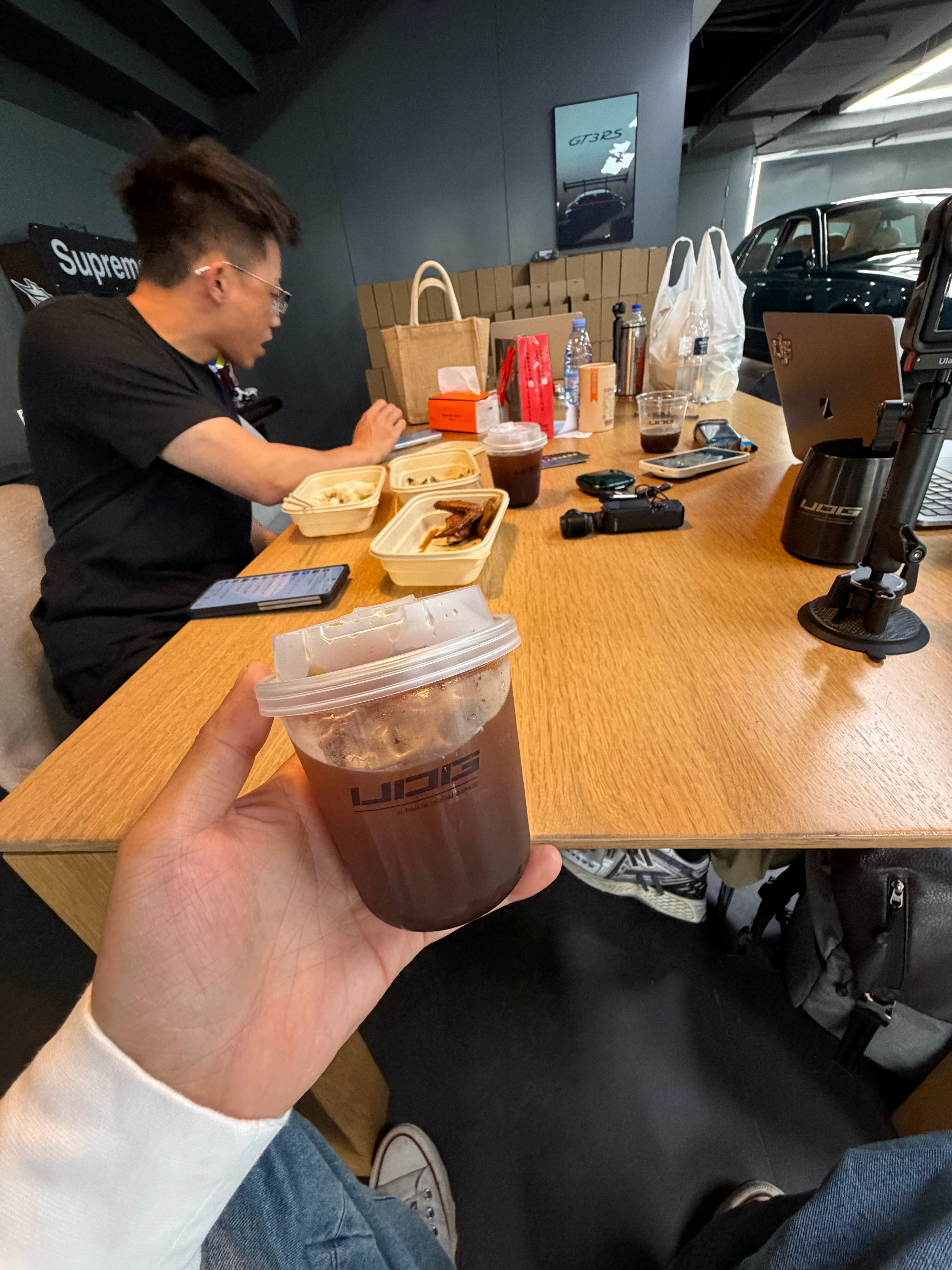 喝上了udg的咖啡，他让我去电梯口等他，什么意思。 