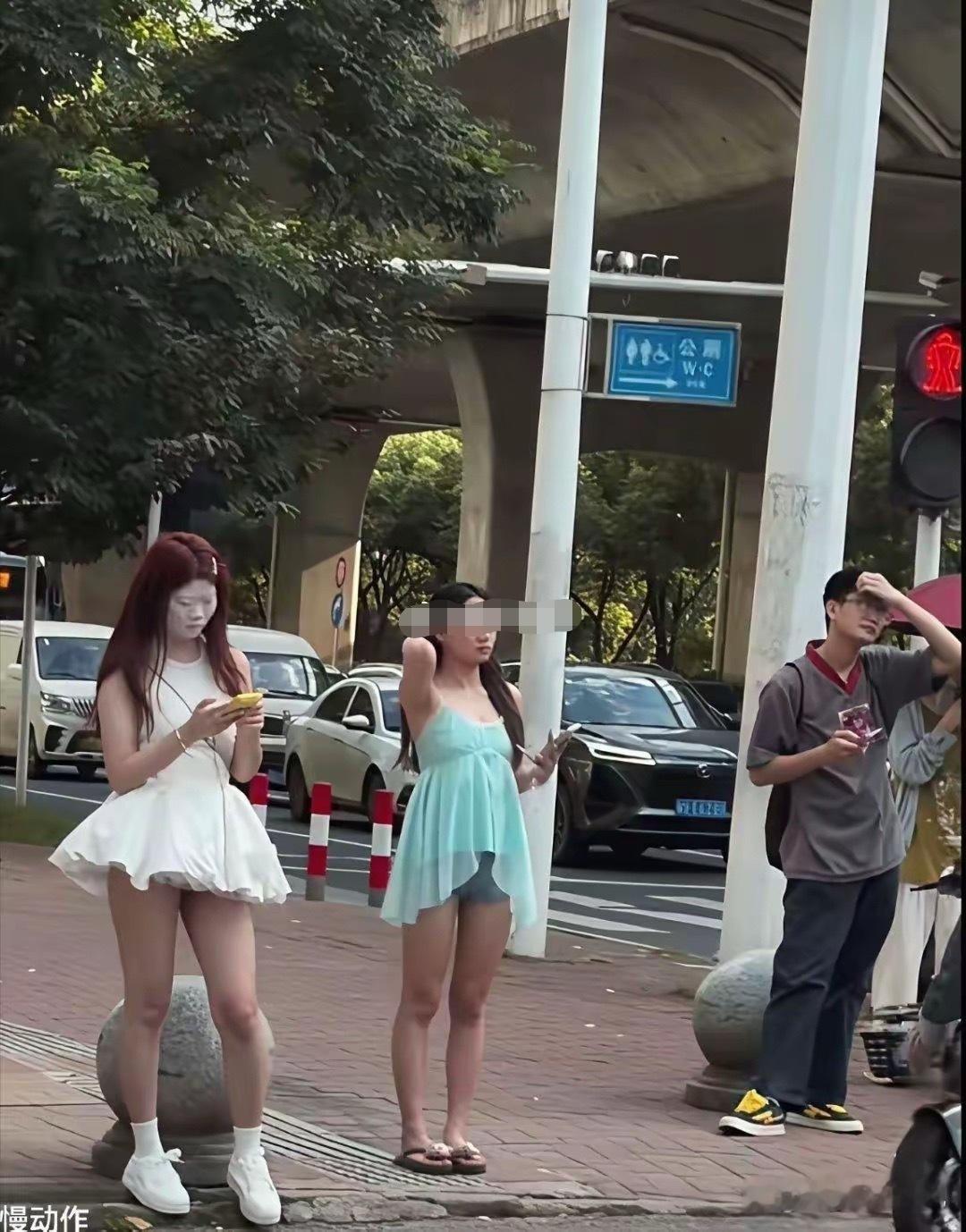 真想冲到面前和她说 不会化妆就不要化妆了 