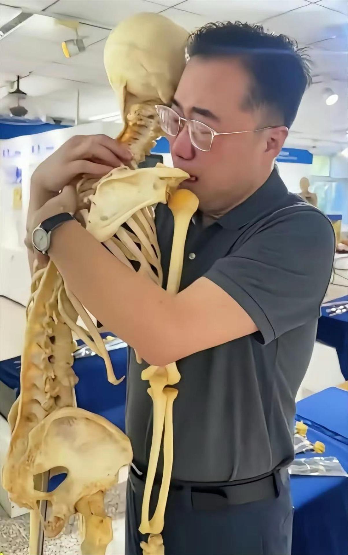 再抱恩师，已成标本！在大学解剖陈列厅里，北京儿童医院肿瘤外科专家韩炜，紧紧抱住了