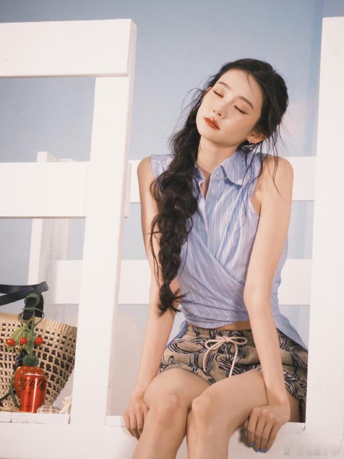 张艺凡用手语回应听障观众被张艺凡暖到了！留意到听障观众后，她现场学习手语回应。细