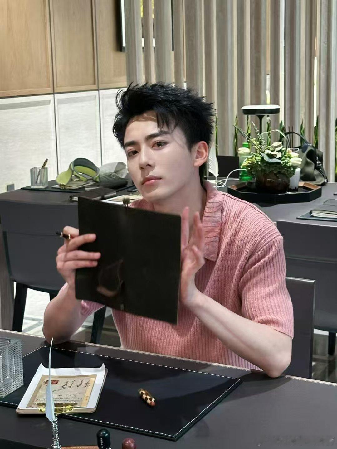 有港回信赵华为不是风动是心动 和赵华为在电梯遇到过 ，他按了八层，笑死，真会暗示