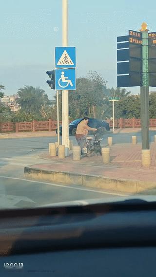 网友在路边拍到一位大姐骑的电动车突然冒烟起火？
大姐吓得有点惊慌失措！
这位大姐