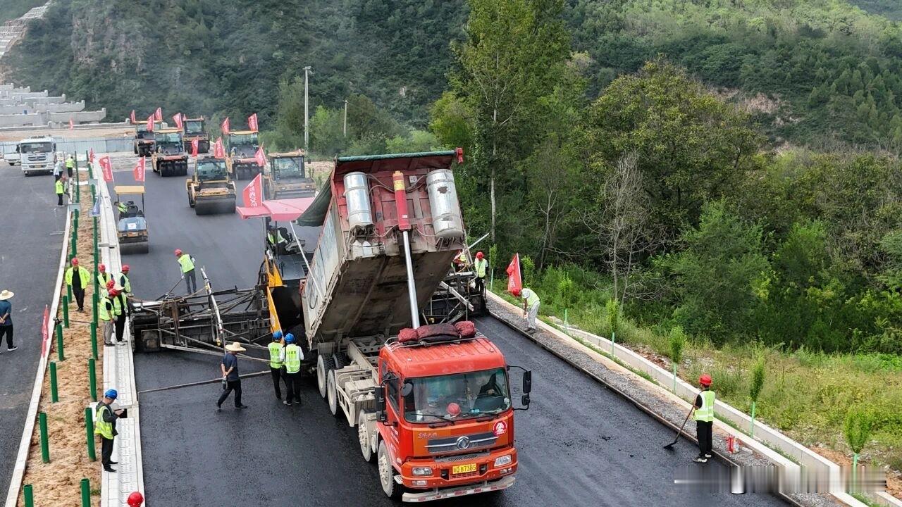 洛卢路面项目四季度攻坚正酣：昼夜施工赶进度，寒冬冲刺保目标

黎明破晓的洛卢路面