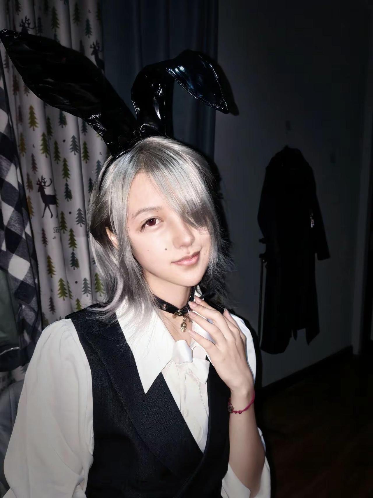 喜欢大半夜更新 刷到全凭缘分阿哈哈哈兔男郎 制服 白毛