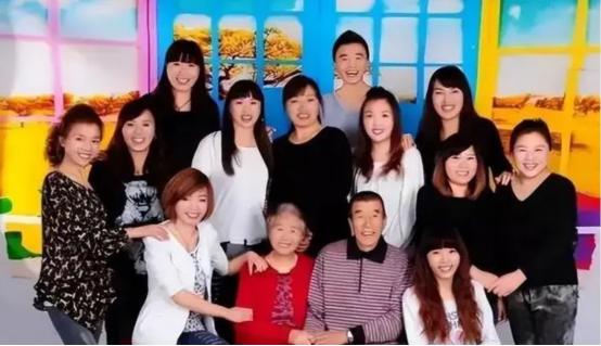 山西一对夫妻，生了11胎全是女儿，丈夫眼看妻子生不出儿子，无奈决定放弃。谁料，1