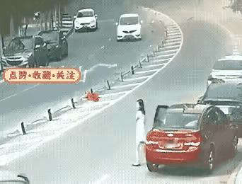 画面惨烈！车辆竟慢悠悠地将人碾压，极有可能致人死亡，最轻也会使人残疾。同为司机，