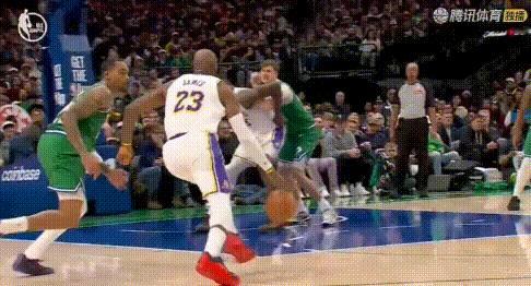 力保10分！詹姆斯3不沾、被扇帽、走步、抢队友小个好拉胯！
半场仅4+4+3，还