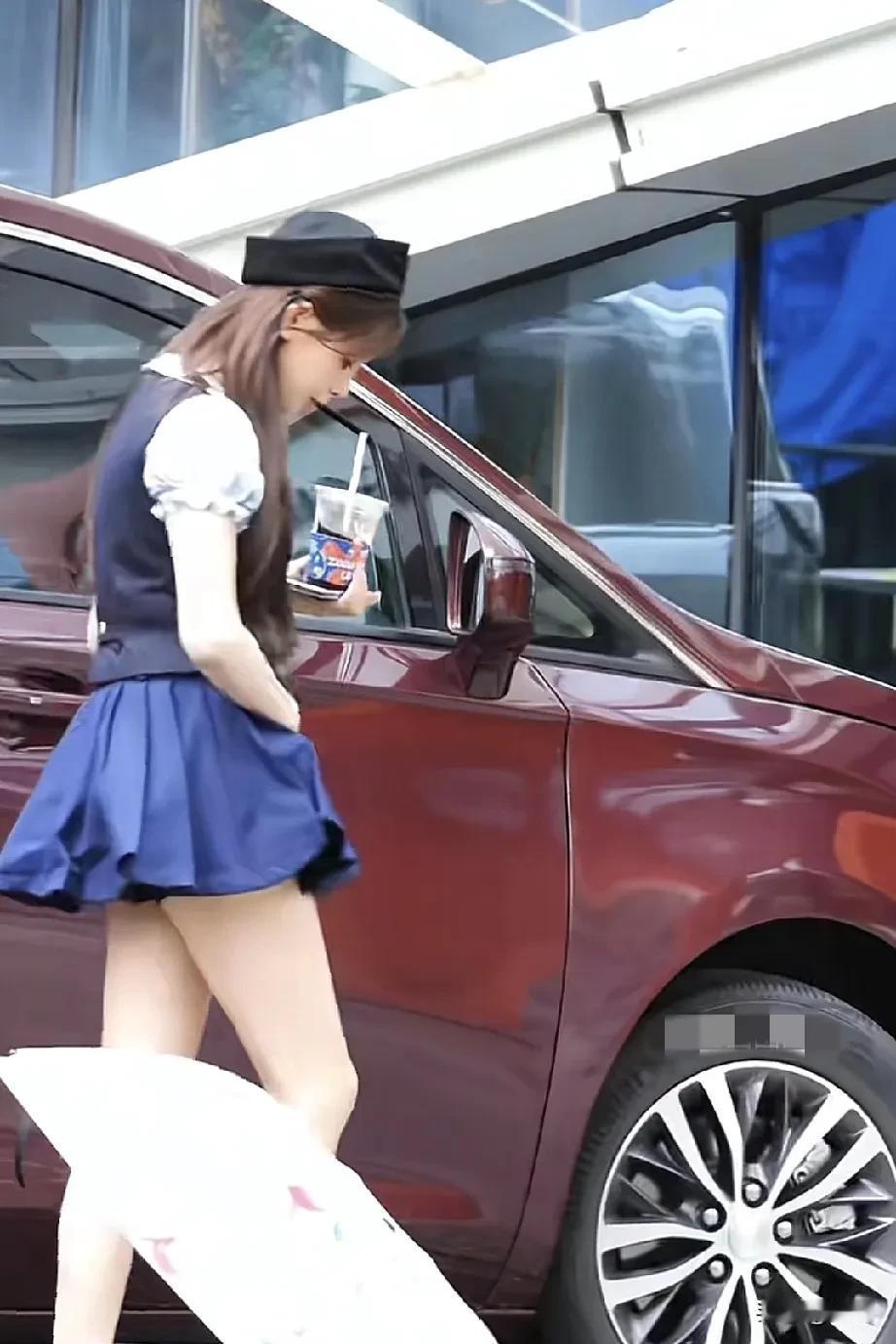杨超越虽然家境不好，但是上天给了她逆转困境的颜值