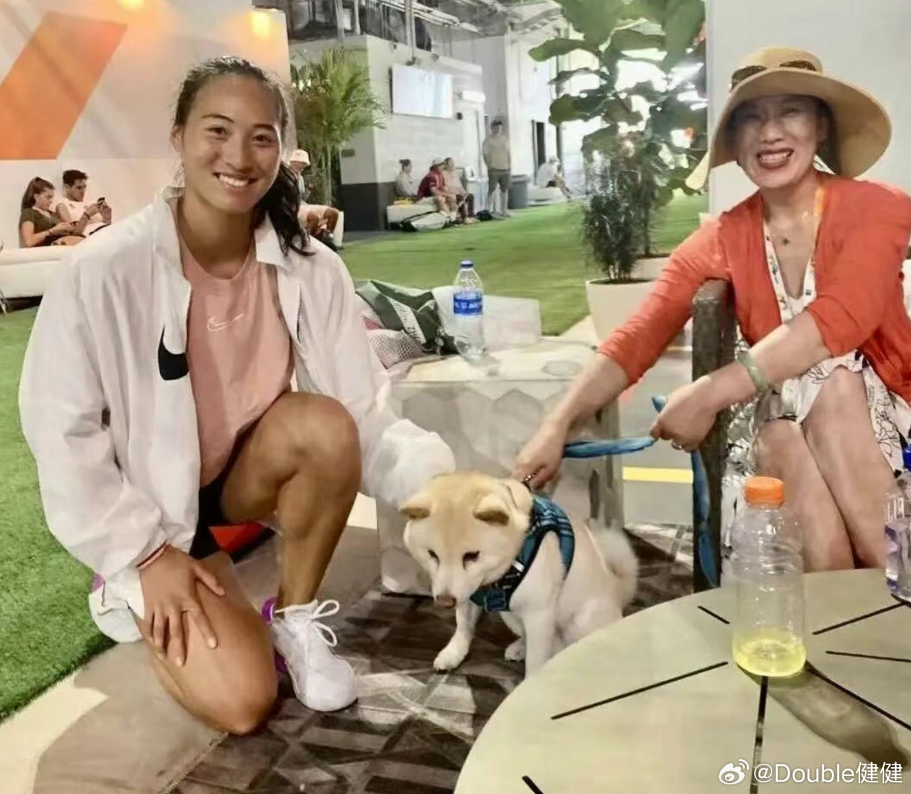 【网球之家专访郑赛赛妈妈】对于⽹上热议的“⼀姐之争”，郑赛赛妈妈的态度很明确：“