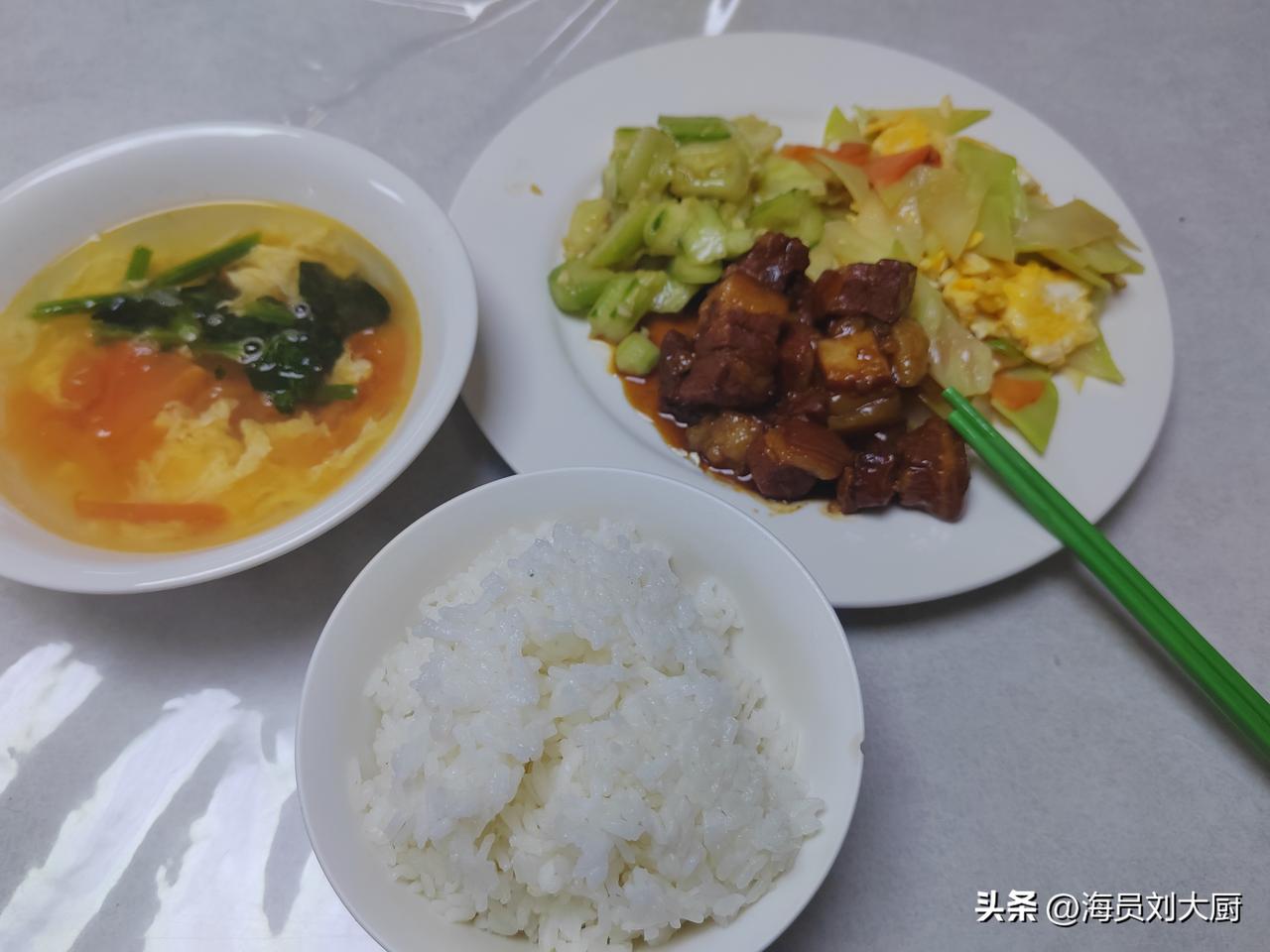 在日本上的西兰花🥦，花和茎各占了一半，花炒着吃了，茎不舍得扔，以前吧，我都是把