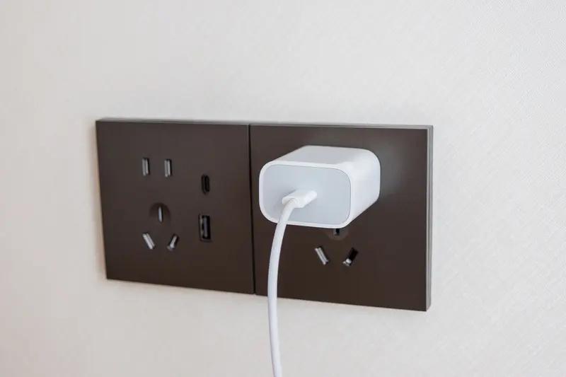 很多人为了充电方便，即便不用也会把充电器插在插排上“随时待命”，可这习惯简直是在