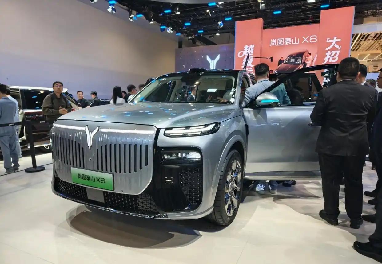 车展热门车型
岚图泰山X8

在这次北京车展的所有大五座车型中，岚图泰山X8的后