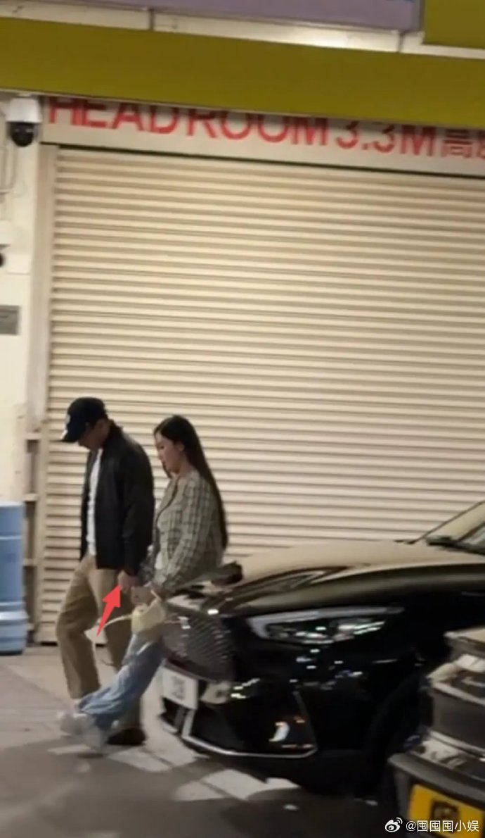刘恺威与女子牵手被偶遇 疑似偶遇刘恺威新恋情，咱网友就是啥都能偶遇到哈哈哈 疑似