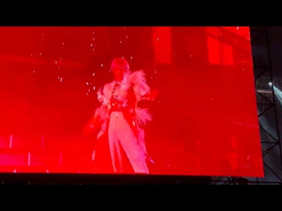 #华晨宇枪吻点燃烟花#华晨宇2024火星演唱会贵阳站，用枪吻点燃烟花真的好帅好牛
