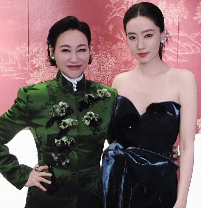 坐杨幂张小斐中间忙坏了！惠英红晚宴“端水”现场曝光，太逗了！