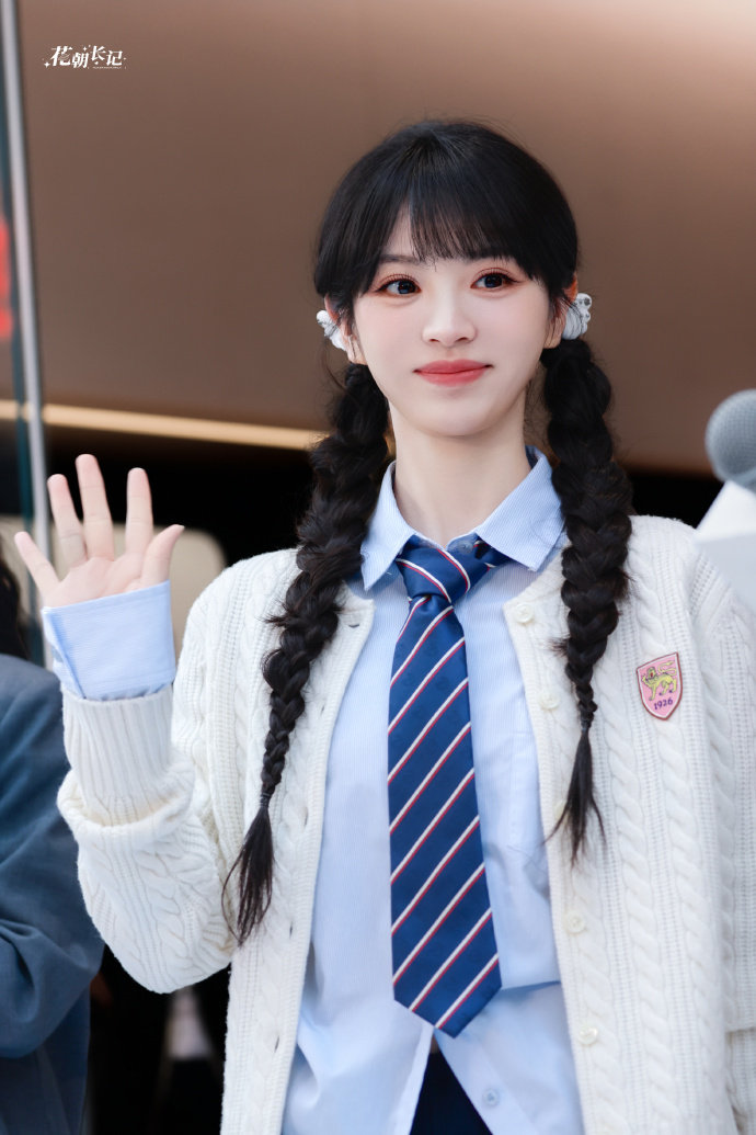 田曦薇双麻花辫学院风look 田曦薇学院风双麻花辫元气少女 田曦薇双麻花辫学院风