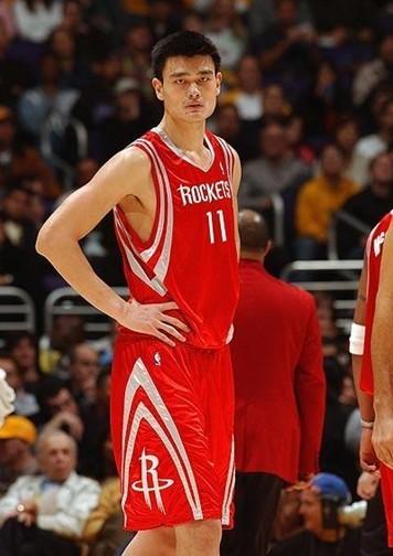 穆铁柱vs姚明：谁才是中国篮球真正的“巨人”？答案藏在时代里
穆铁柱1977年入