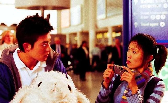 当年，一位长着地包天的女孩含情脉脉的对陈冠希说：我出2000万片酬，你跟我拍一部