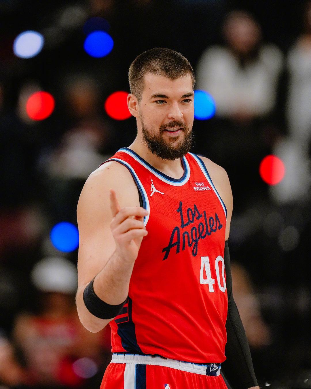 上赛季祖巴茨对位瓦兰，后者场均17分6助，命中率50%；23-24赛季，瓦兰21