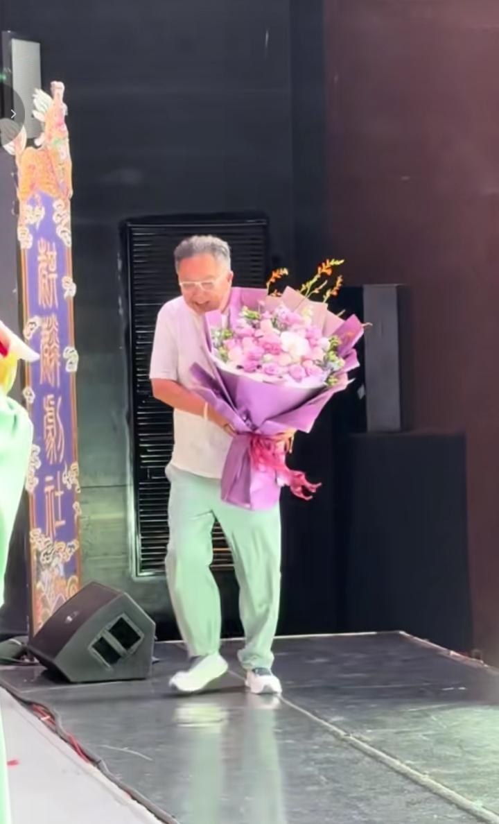 哈哈，相声皇后于谦7月24日在武汉上台给郭德纲演的《济公活佛》第八本中饰济公的老