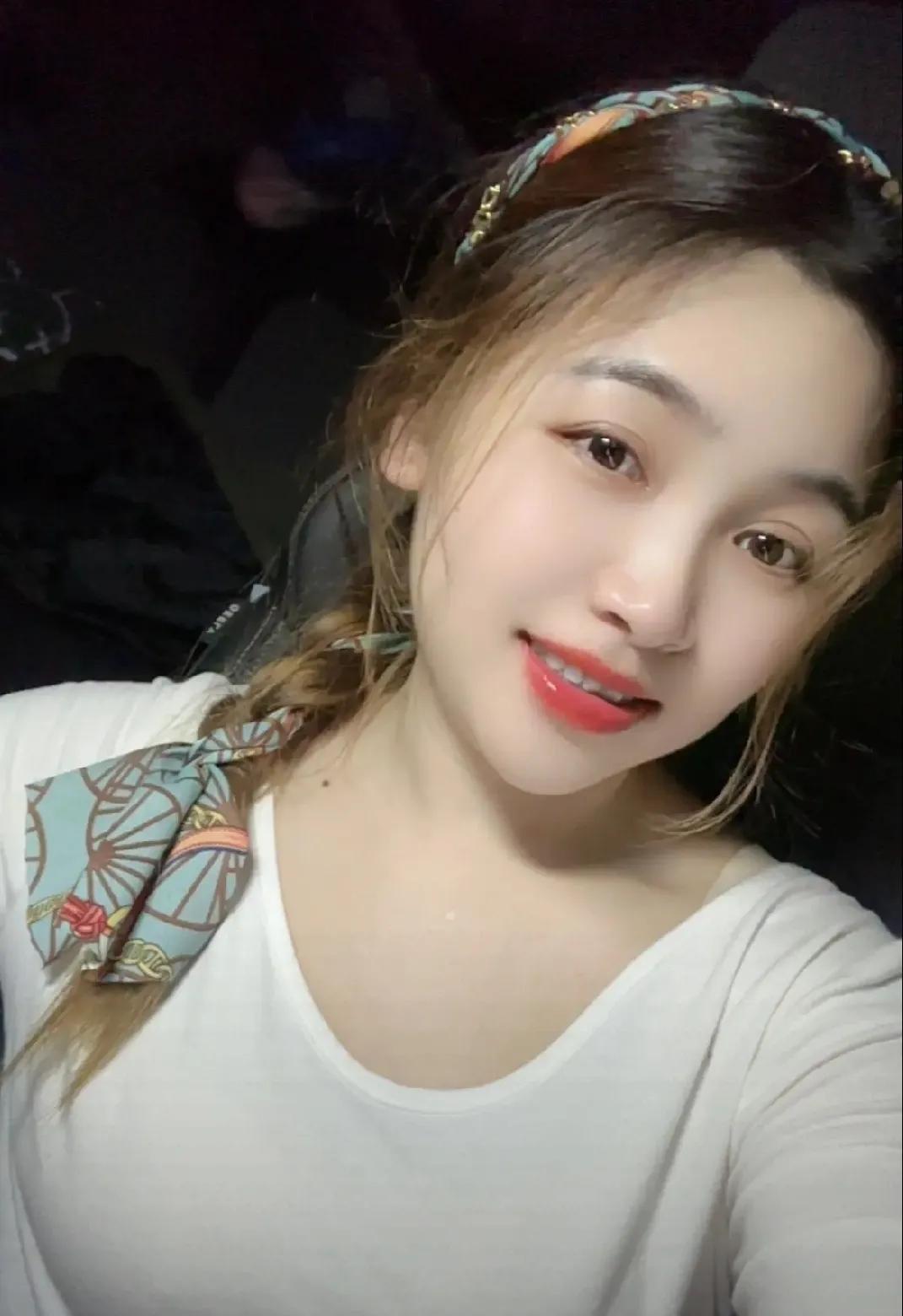 林姐是大家公认的贤惠女人，但她的第一次婚姻并不幸福。离婚后，她带着女儿独自生活，